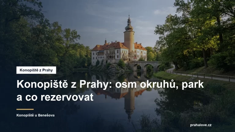 Zámek s věží nad hladinou rybníka a parkem