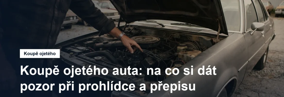 Prohlídka ojetého auta s otevřenou kapotou na parkovišti