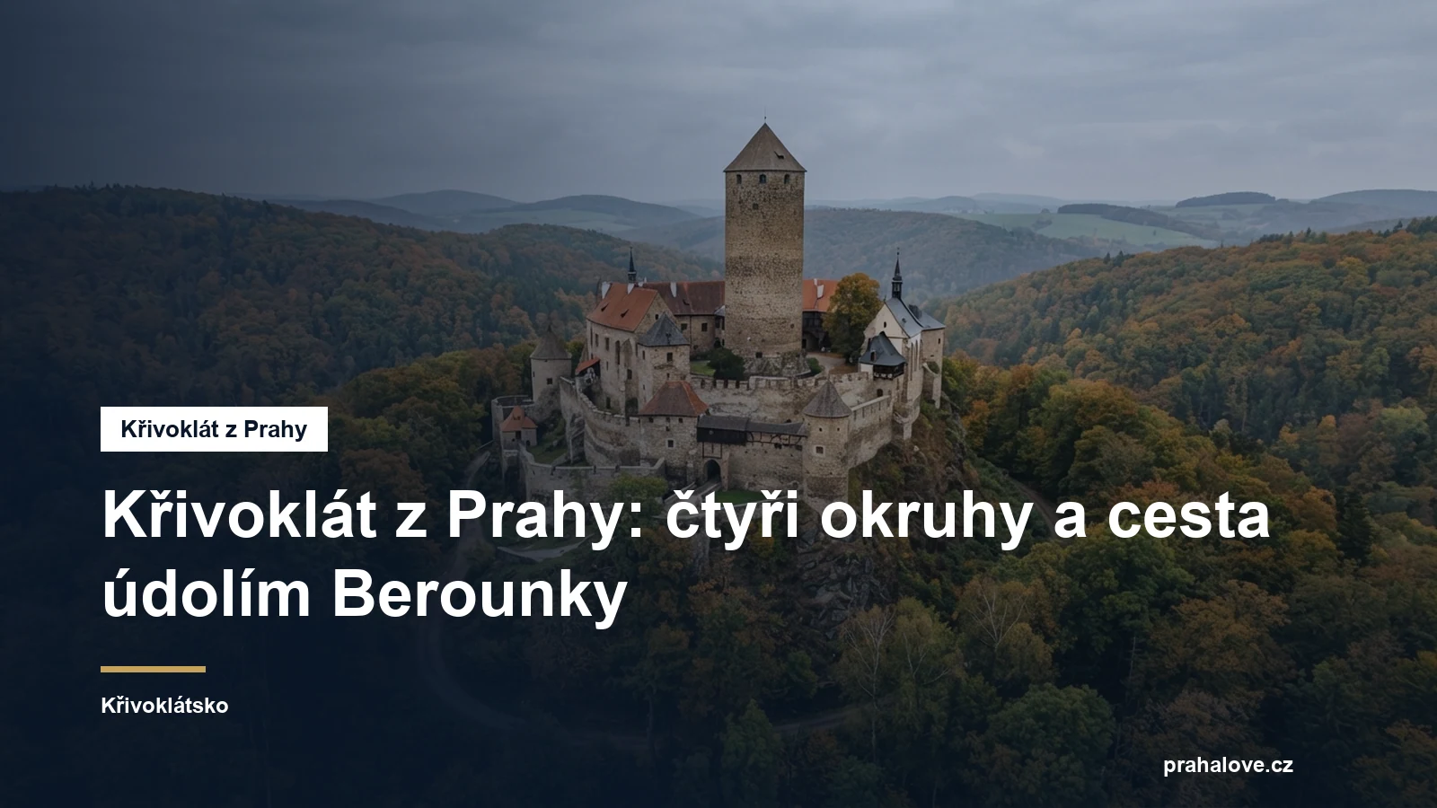 Hrad s válcovou věží nad hlubokým listnatým lesem