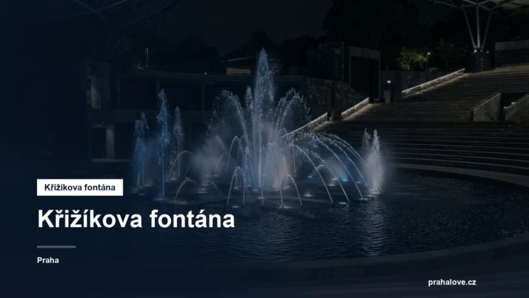 Osvětlená vodní fontána večer