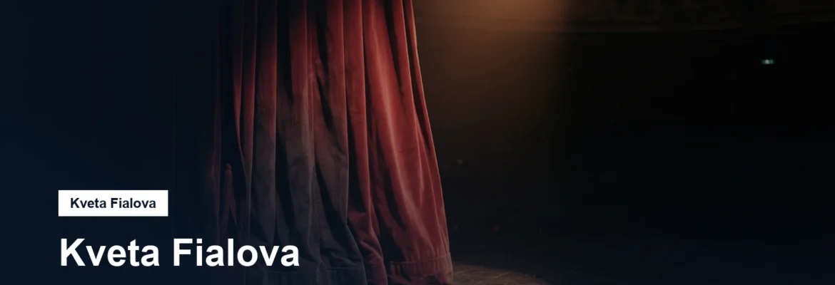 Divadelní jeviště s reflektorem a rudou oponou