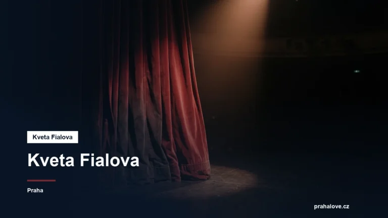 Divadelní jeviště s reflektorem a rudou oponou