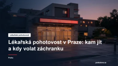 Světelné označení pohotovosti u vchodu do nemocnice večer