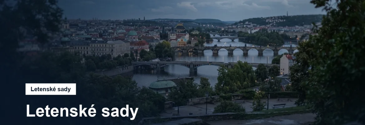 Park nad řekou s výhledem na mosty