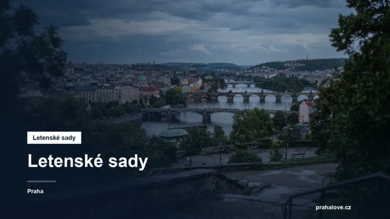 Park nad řekou s výhledem na mosty