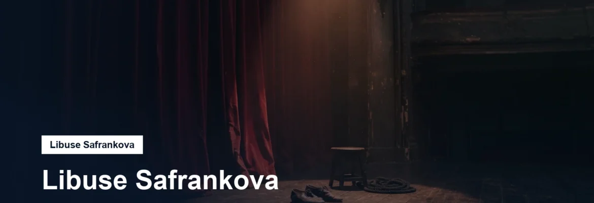 Divadelní jeviště s reflektorem a rudou oponou