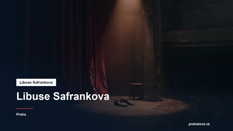 Divadelní jeviště s reflektorem a rudou oponou