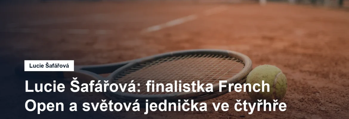 Tenisová raketa a míček na antukovém kurtu
