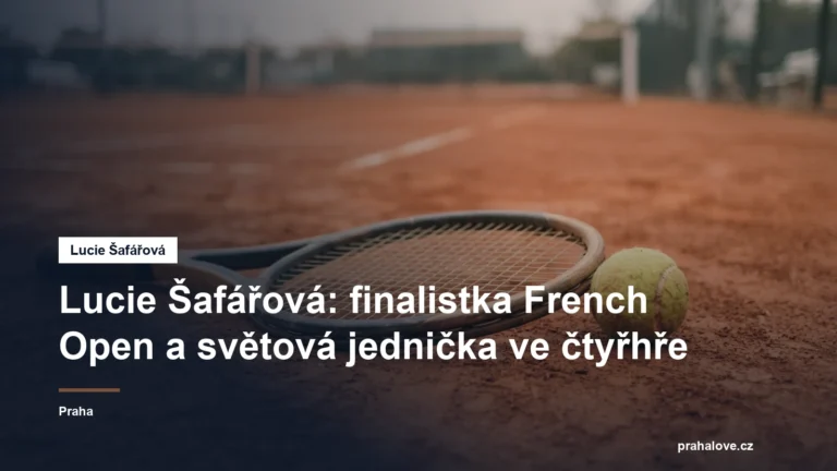 Tenisová raketa a míček na antukovém kurtu