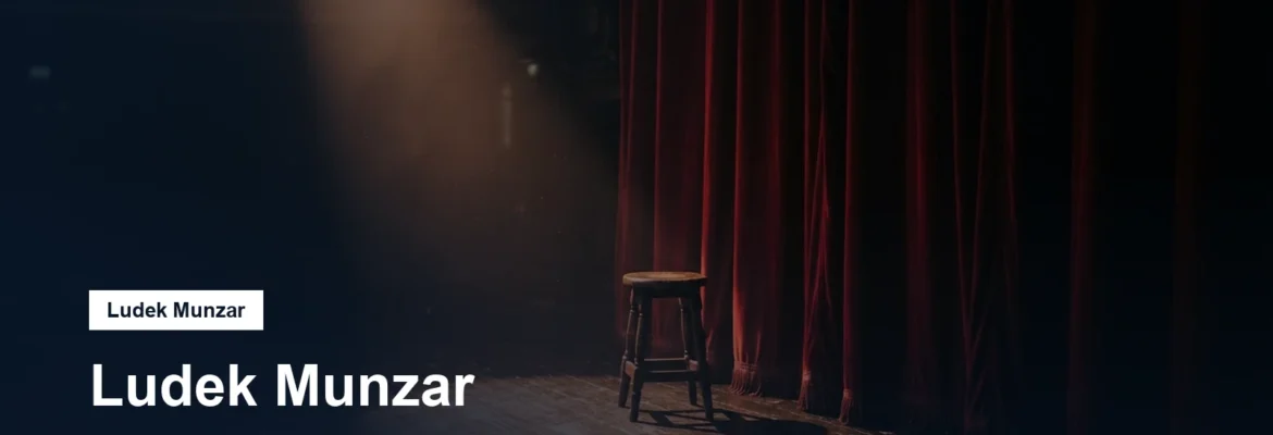 Divadelní jeviště s reflektorem a rudou oponou