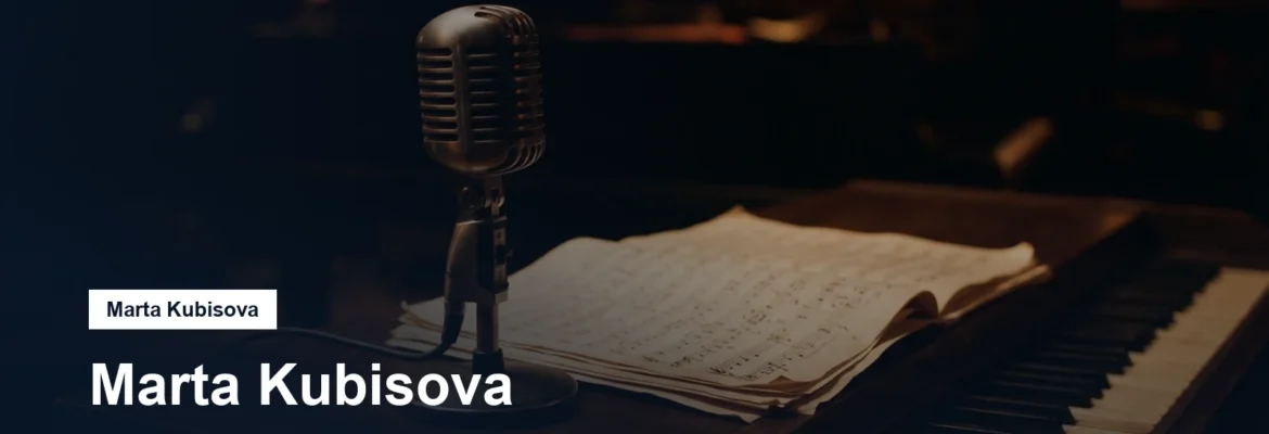 Mikrofon, noty a klavírní klávesy