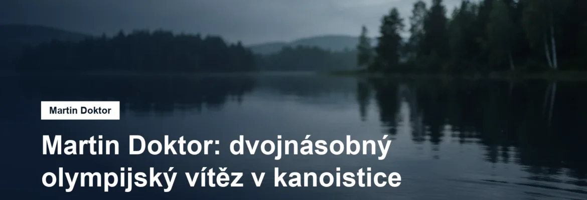 Klidná vodní hladina s odrazem za ranního světla