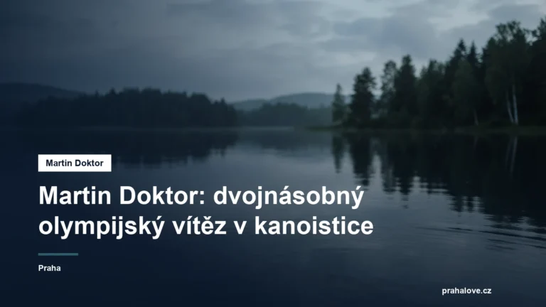 Klidná vodní hladina s odrazem za ranního světla