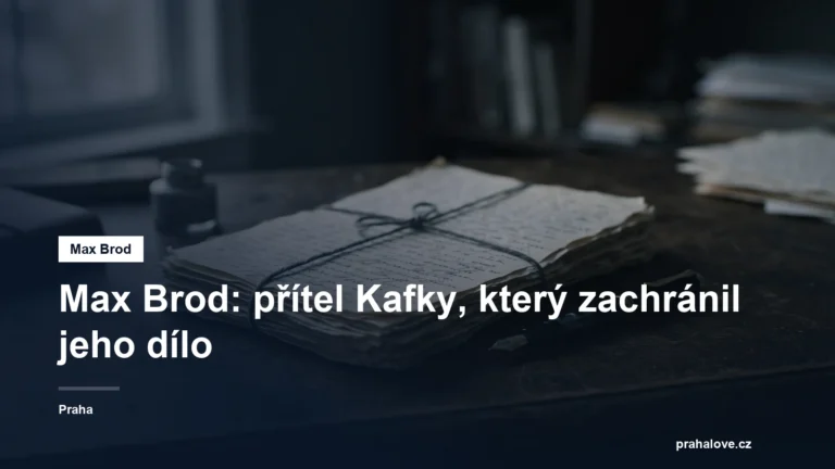 Svazek rukopisů a pero na psacím stole
