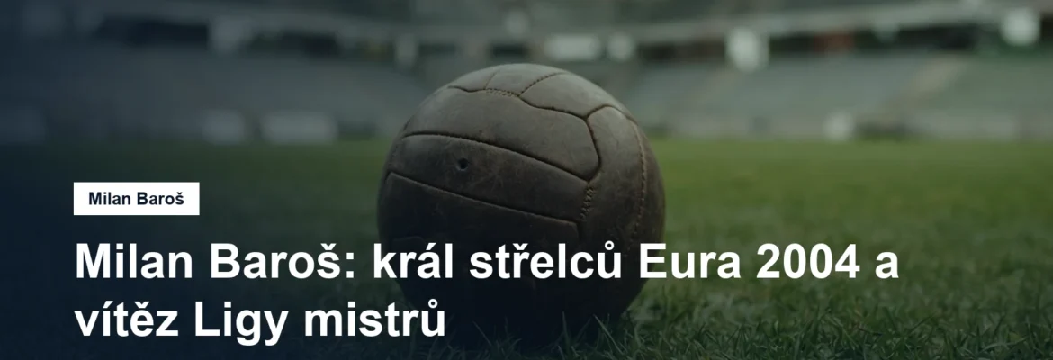 Fotbalový míč na trávníku stadionu
