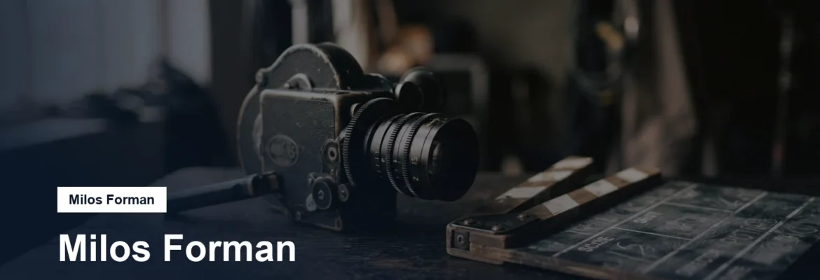 Filmová kamera a klapka na tmavém podkladu