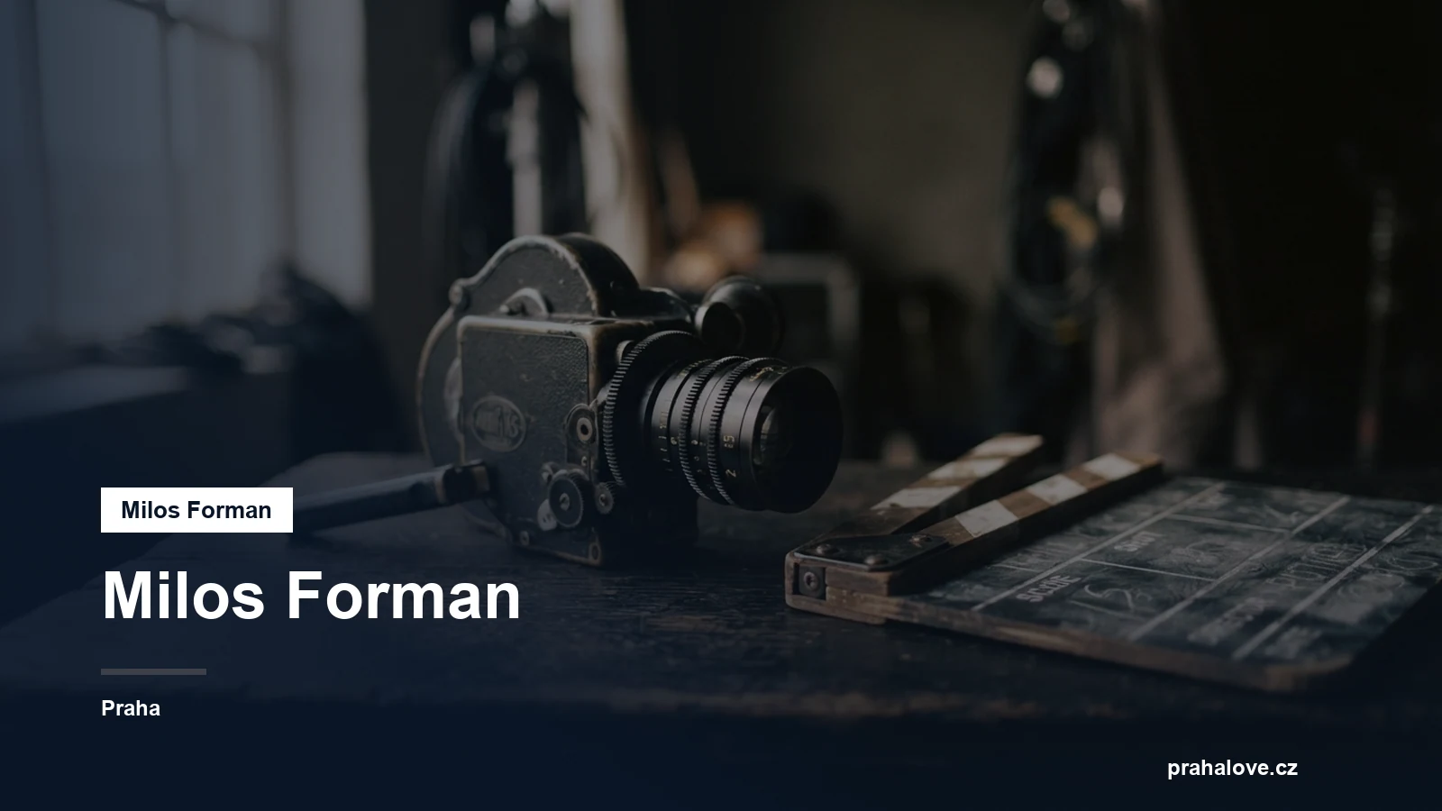Filmová kamera a klapka na tmavém podkladu