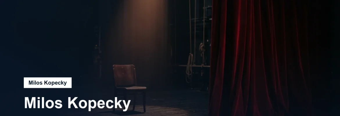 Divadelní jeviště s reflektorem a rudou oponou