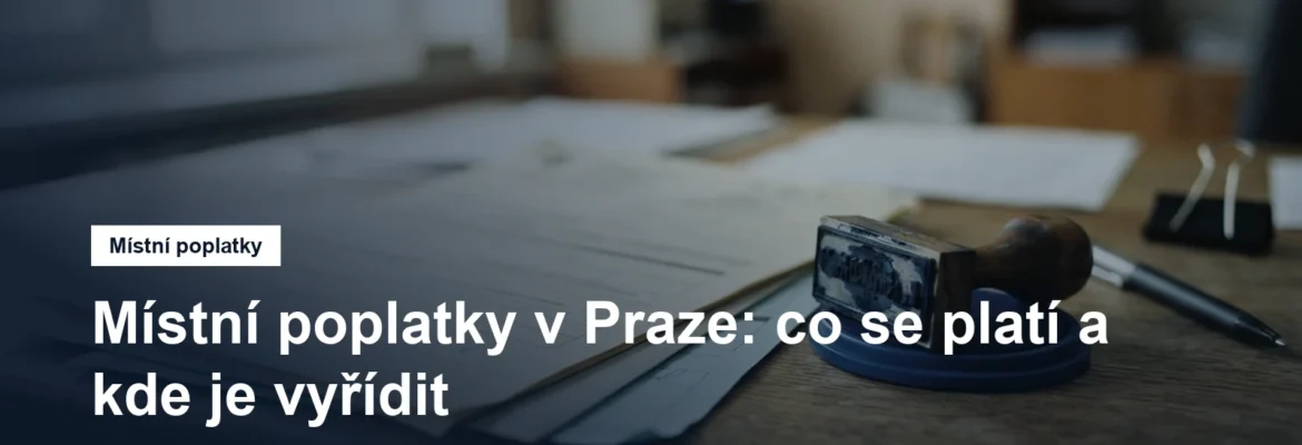 Úřední formuláře a razítko na desce stolu