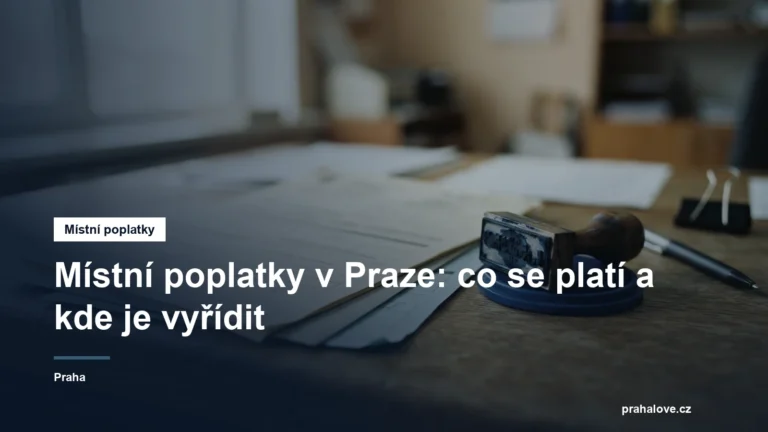 Úřední formuláře a razítko na desce stolu