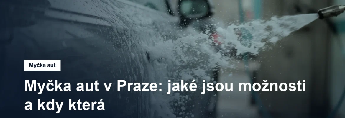 Vodní tryska a pěna na karoserii auta