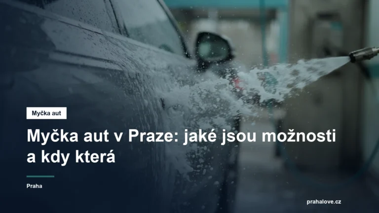 Vodní tryska a pěna na karoserii auta