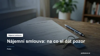 Nájemní smlouva a klíče od bytu na stole