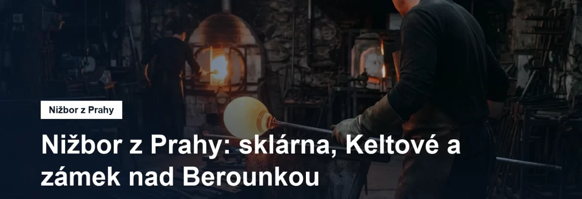 Sklář tvaruje žhavé sklo u pece ve sklářské huti