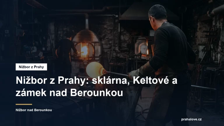 Sklář tvaruje žhavé sklo u pece ve sklářské huti