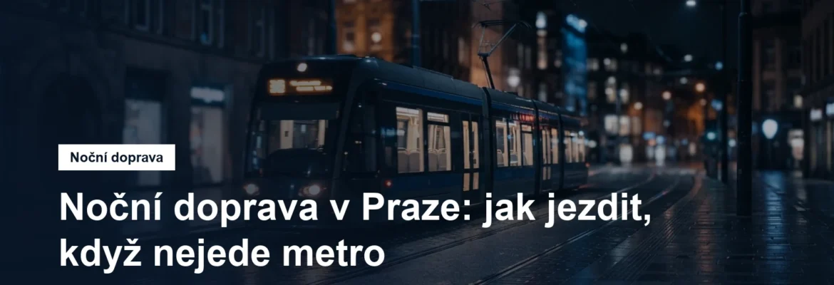 Noční tramvaj v osvětlené ulici města