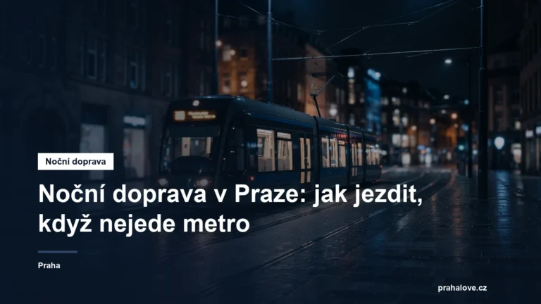 Noční tramvaj v osvětlené ulici města