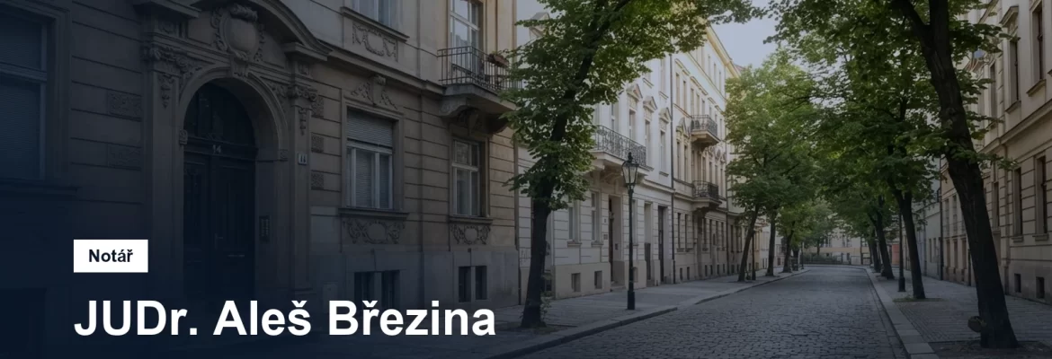 Klidná ulice s činžovními domy v Petrské čtvrti v Praze