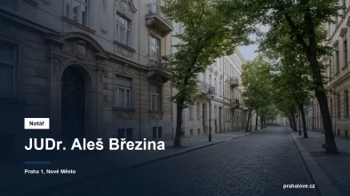 Klidná ulice s činžovními domy v Petrské čtvrti v Praze