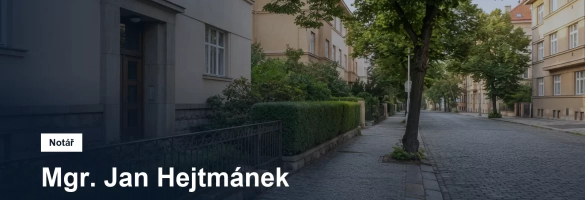 Klidná ulice s prvorepublikovými domy a předzahrádkami v pražské Bubenči