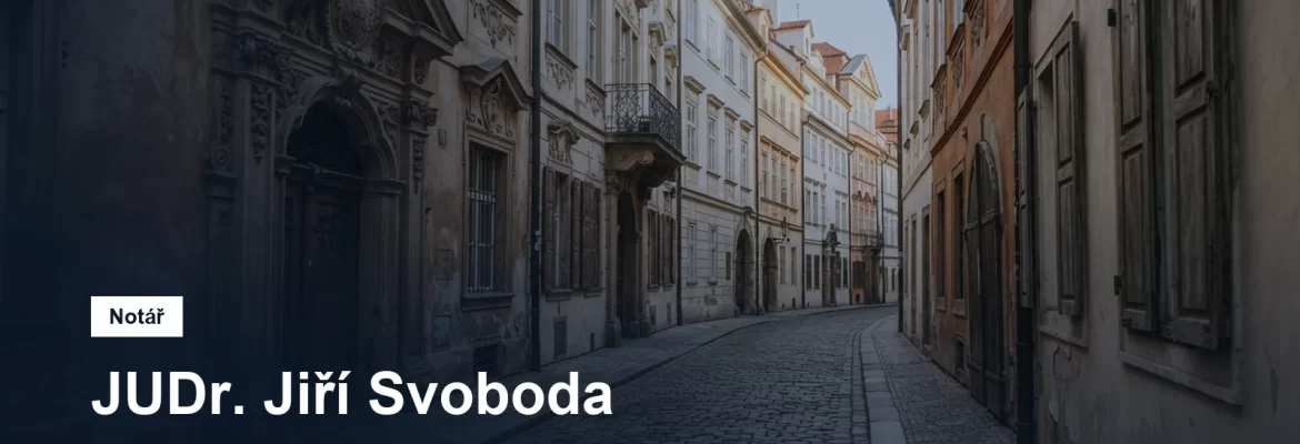 Dlážděná ulice s historickými domy na pražském Starém Městě