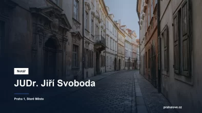 Dlážděná ulice s historickými domy na pražském Starém Městě