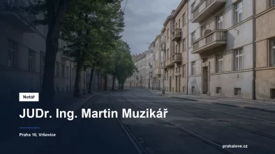 Klidná ulice s činžovními domy v pražských Vršovicích