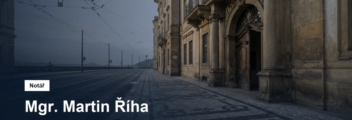 Dlážděný chodník a historické průčelí v horní části Václavského náměstí