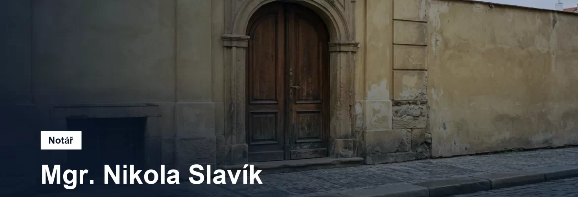 Průčelí činžovního domu s omítanou fasádou v ulici Na Moráni na pražském Novém Městě