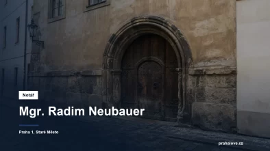 Kamenný sokl a portál historického domu v pražské Kaprově ulici
