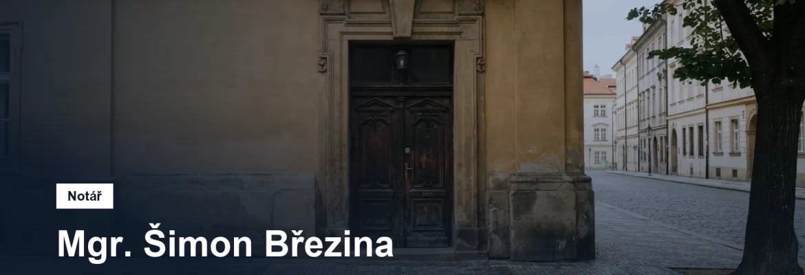 Fasáda a kamenný sokl činžovního domu v pražské Petrské čtvrti
