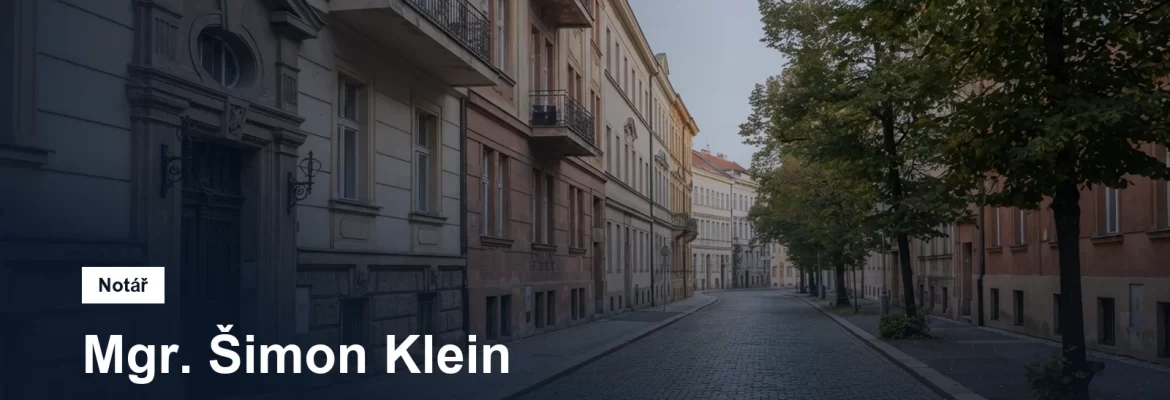 Klidná ulice s činžovními domy v pražských Nuslích