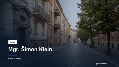 Klidná ulice s činžovními domy v pražských Nuslích