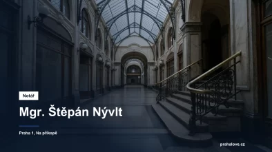 Kamenná podlaha a schodiště v pražské obchodní pasáži