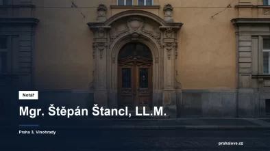 Průčelí činžovního domu s omítkou a kamenným soklem v pražské Korunní ulici