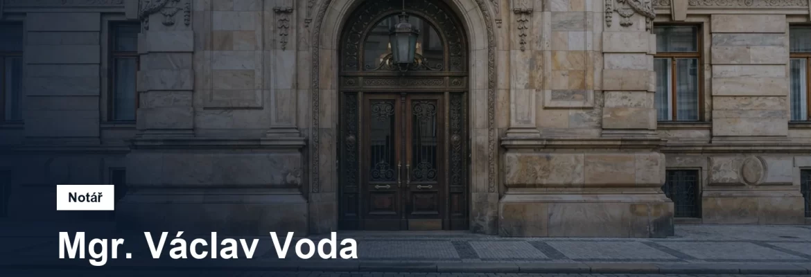 Kamenný parter historického paláce v pěší zóně v centru Prahy