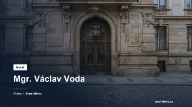 Kamenný parter historického paláce v pěší zóně v centru Prahy