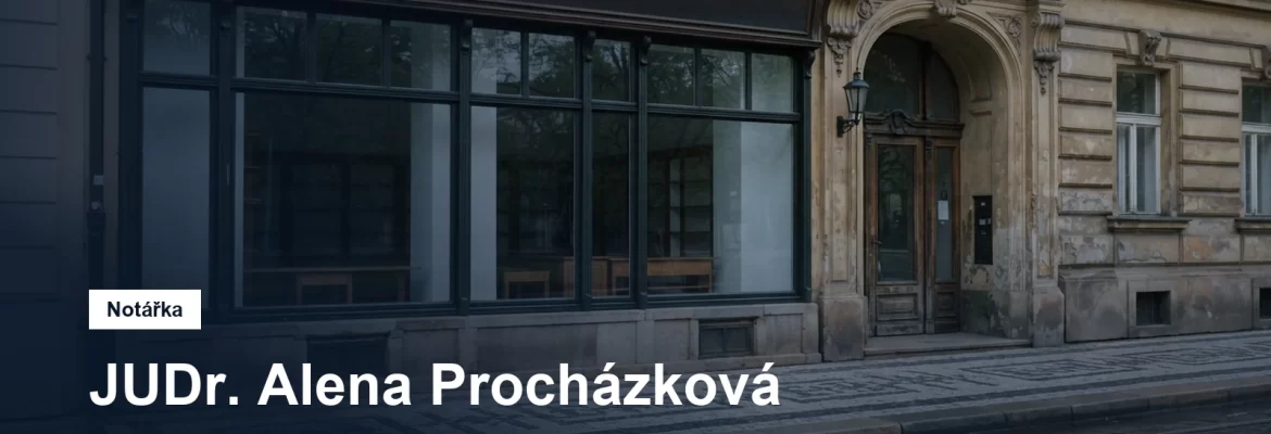 Prosklený parter činžovního domu na pražském Smíchově