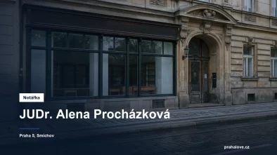Prosklený parter činžovního domu na pražském Smíchově