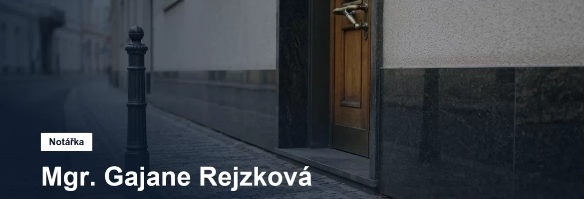 Kamenný sokl a chodník u administrativního domu v Havlíčkově ulici na pražském Novém Městě